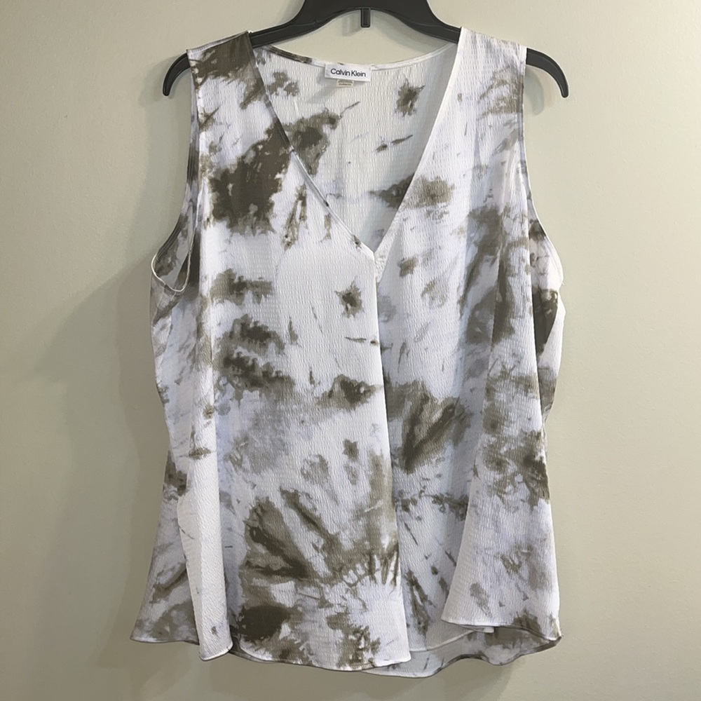 Sleeveless V-neck blouse. Loose fit.